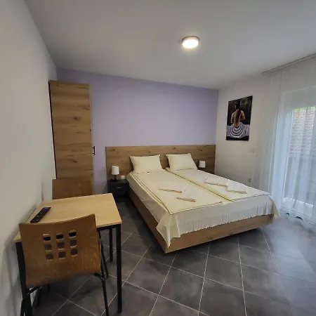 Pcelica Petra Apartment