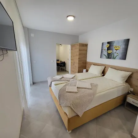 Pcelica Petra Apartment *