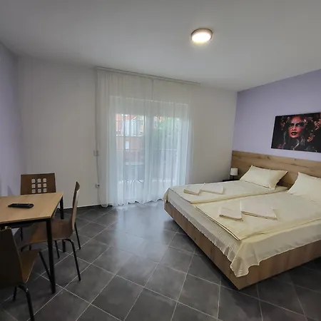 Pcelica Petra Apartment