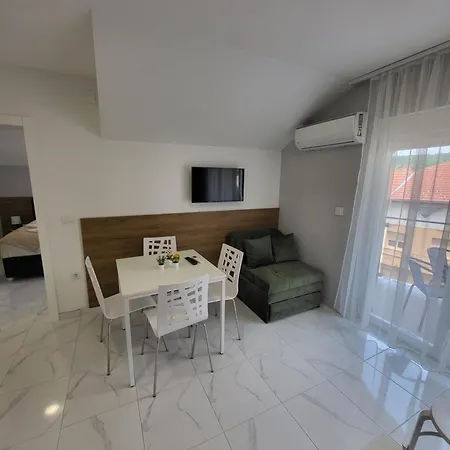 Pcelica Petra Apartment *
