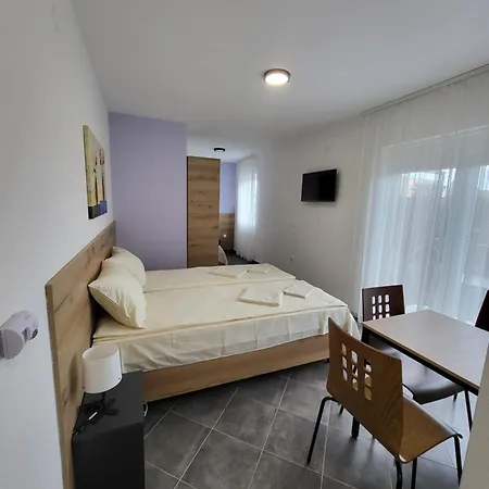 Pcelica Petra Apartment *