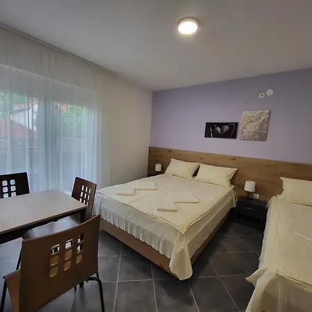 Pcelica Petra Apartment